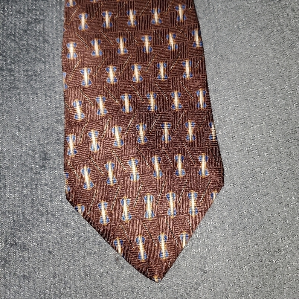 BROWN TIE WITH HOURGLASS DESIGN NEW